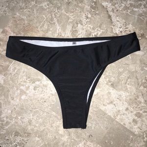 Black bikini bottoms - MEDIUM FITS LIKE A SMALL